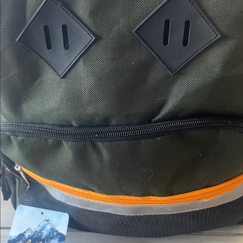 Summit Ridge Green Backpack with Mesh side pockets - Picture 2 of 6